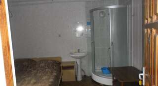 Гостевой дом on Pyshkina Геленджик Трехместный номер "Комфорт" с душем-1